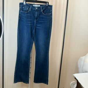 Signature jeans by Levi Strauss in mid rise bootcut. Whiskers in the hips.